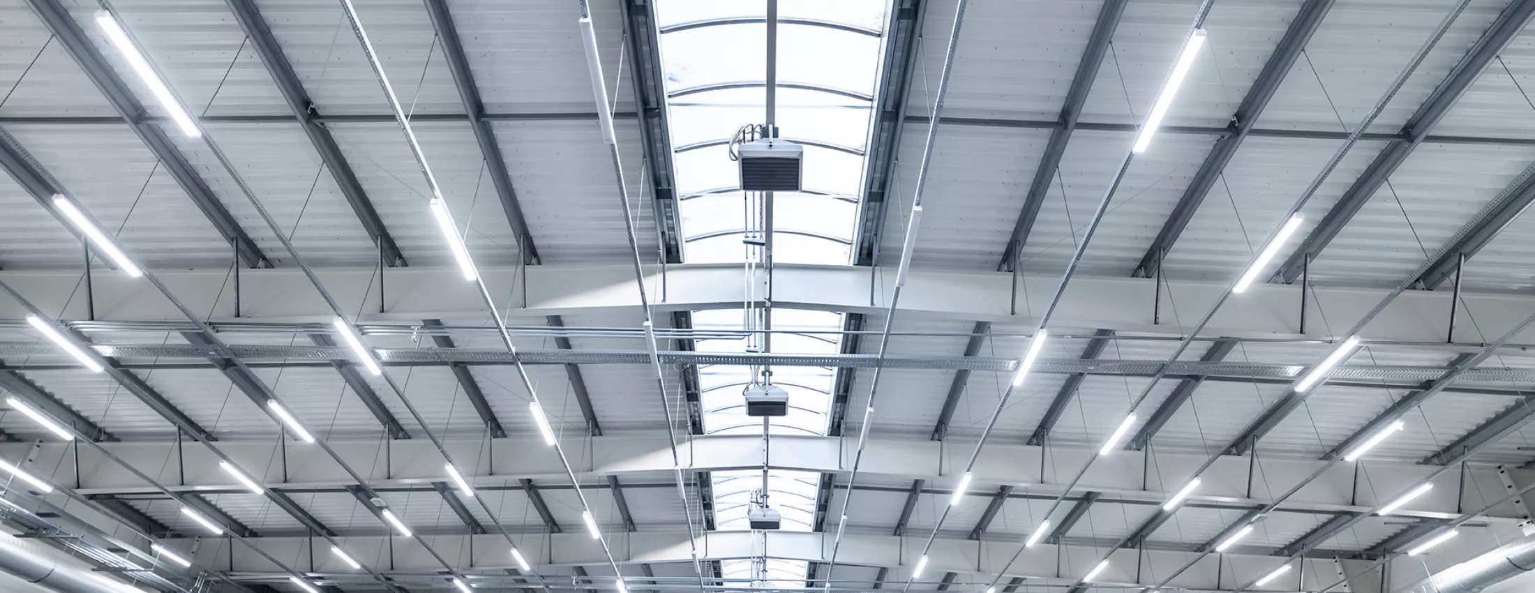 Titelbild: Decke einer Industriehalle mit LED